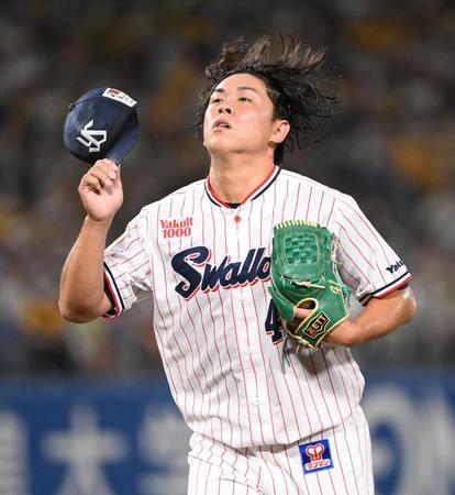 ７回、ベンチの戻るヤクルト・柴田大地＝神宮（撮影・堀内翔）