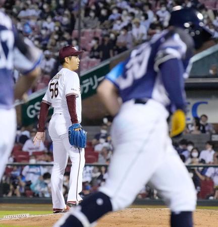 　８回、オグレディ（右）に勝ち越しソロを浴びた鈴木翔