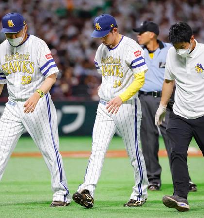 　９回、治療のためベンチに戻る又吉（中央）。そのまま交代した