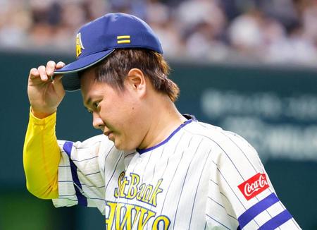 １０回を終えベンチへ戻る、勝ち越しを許した津森