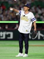 セレモニアルピッチで対戦する打者に松田を指名する石橋貴明