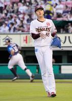 ２回、オグレディ（奥）に２ランを浴びた松井友