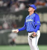 　９回、吉川に同点ソロを浴び、ぼう然の山崎（撮影・金田祐二）