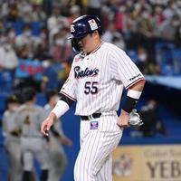 ５回、ベンチに戻る村上（撮影・堀内翔）