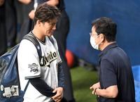 オリックス・山本（左）と話をする侍ジャパン・栗山英樹監督＝京セラドーム大阪（撮影・山口登）