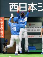 　延長１０回、２ランを放った石井（左）を笑顔で出迎える新庄監督