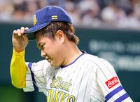 １０回を終えベンチへ戻る、勝ち越しを許した津森