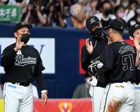 オリックスに勝利し、ナインを迎えるロッテ・井口資仁（左）監督＝京セラドーム大阪（撮影・山口登）