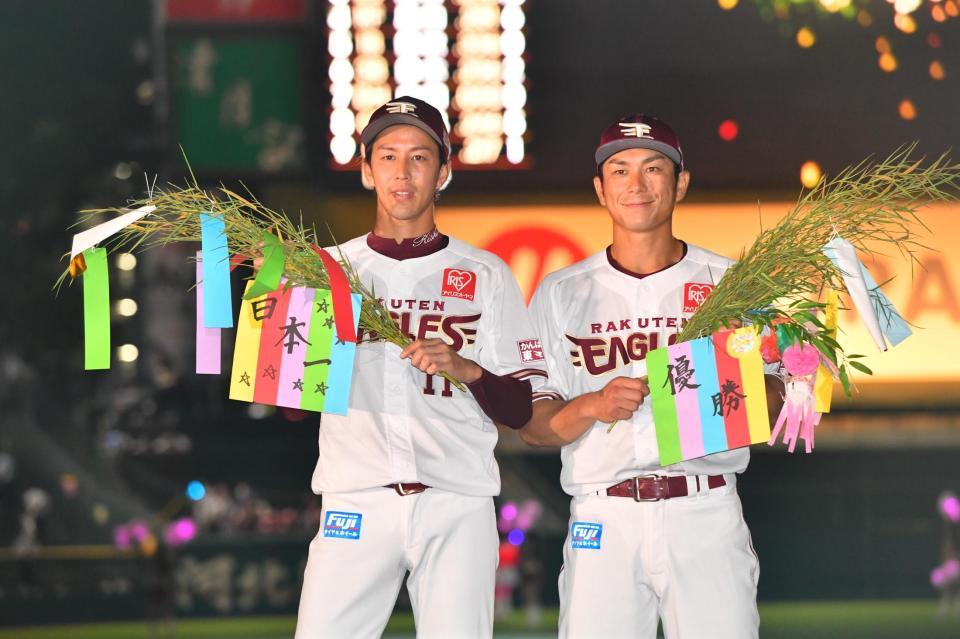 　七夕飾りを手にポーズをとる岸（左）と岡島