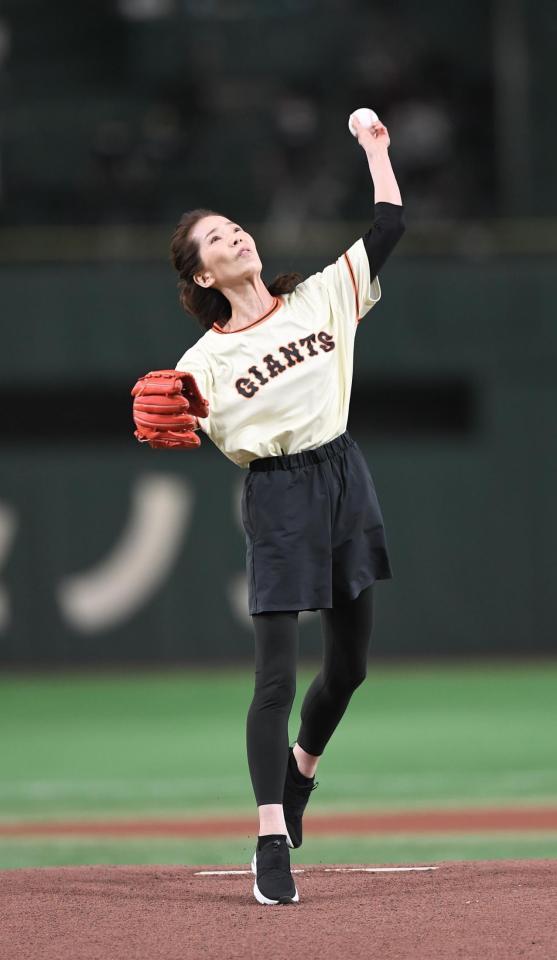 始球式を務める増田惠子＝東京ドーム（撮影・金田祐二）