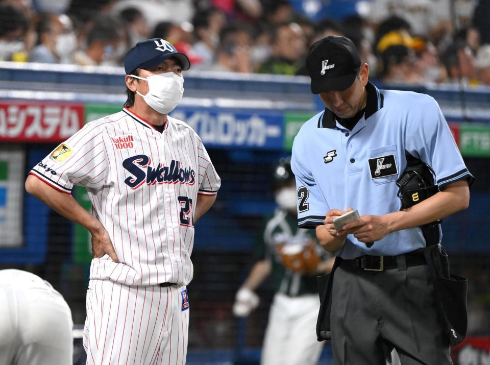 ７回、投手交代を告げるヤクルト・高津監督＝神宮（撮影・堀内翔）