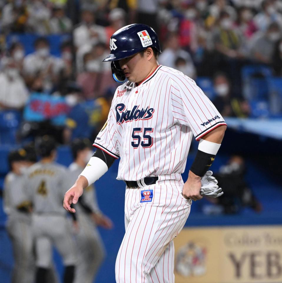 ５回、ベンチに戻る村上（撮影・堀内翔）