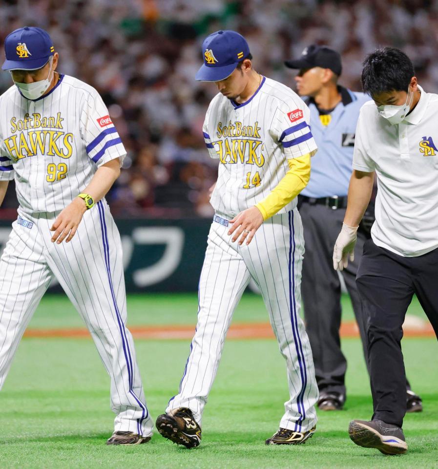 　９回、治療のためベンチに戻る又吉（中央）。そのまま交代した
