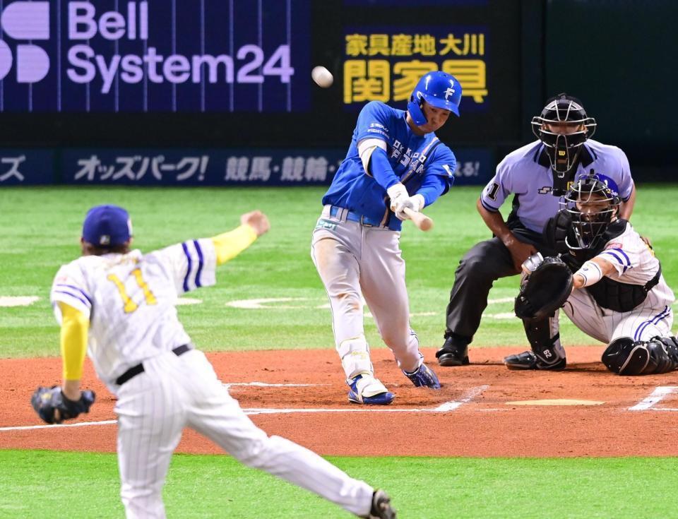 　延長１０回、右越えに４号２ランを放つ石井