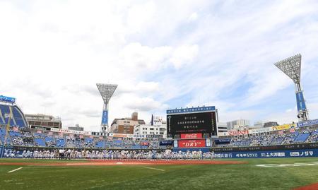 　青空の下行われた第１０４回全国高等学校野球選手権神奈川大会の開会式（撮影・伊藤笙子）