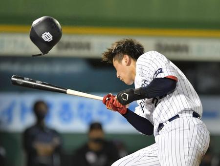 　８回、頭部付近に死球を受ける紅林（撮影・神子素慎一）