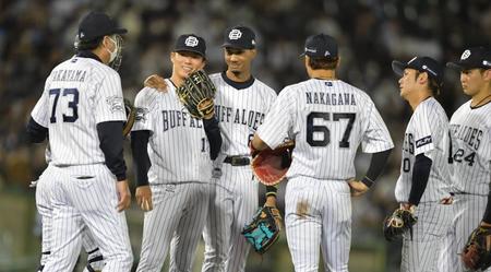 　８回、ピンチをむかえマウンドに集まるオリックスナイン。宗はそっと山本の肩を抱く（撮影・神子素慎一）