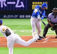 １回、右翼線に先制の適時二塁打を放つ日本ハム・清宮
