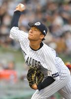 　力強く投げ込む山本（撮影・神子素慎一）