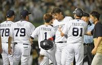 　８回、紅林が死球を受けグラウンドに飛び出すオリックスナイン（撮影・神子素慎一）