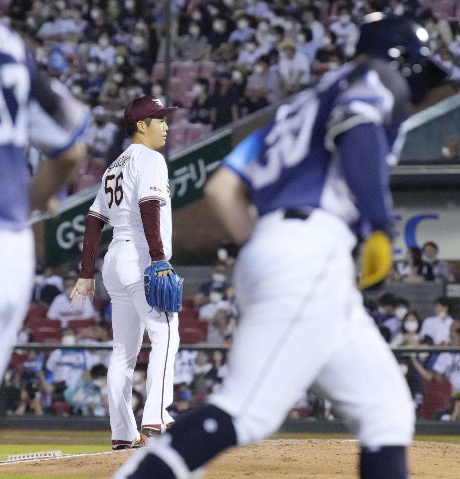 　８回、オグレディ（右）に勝ち越しソロを浴びた鈴木翔（楽天）