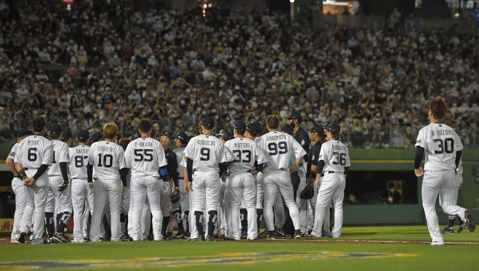 　８回、紅林の死球でオリックス、ロッテの両軍がグラウンドに飛び出て騒然となる（撮影・神子素慎一）