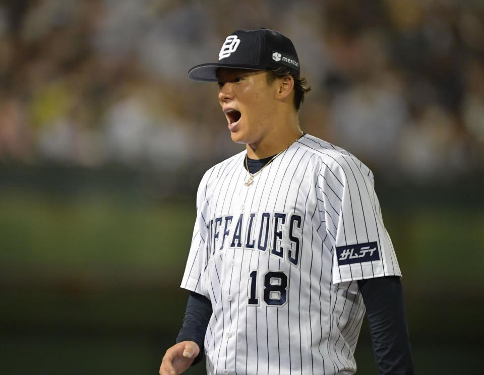 　８回の一打同点のピンチをしのいだ山本は自身を鼓舞するよう吠える（撮影・神子素慎一）