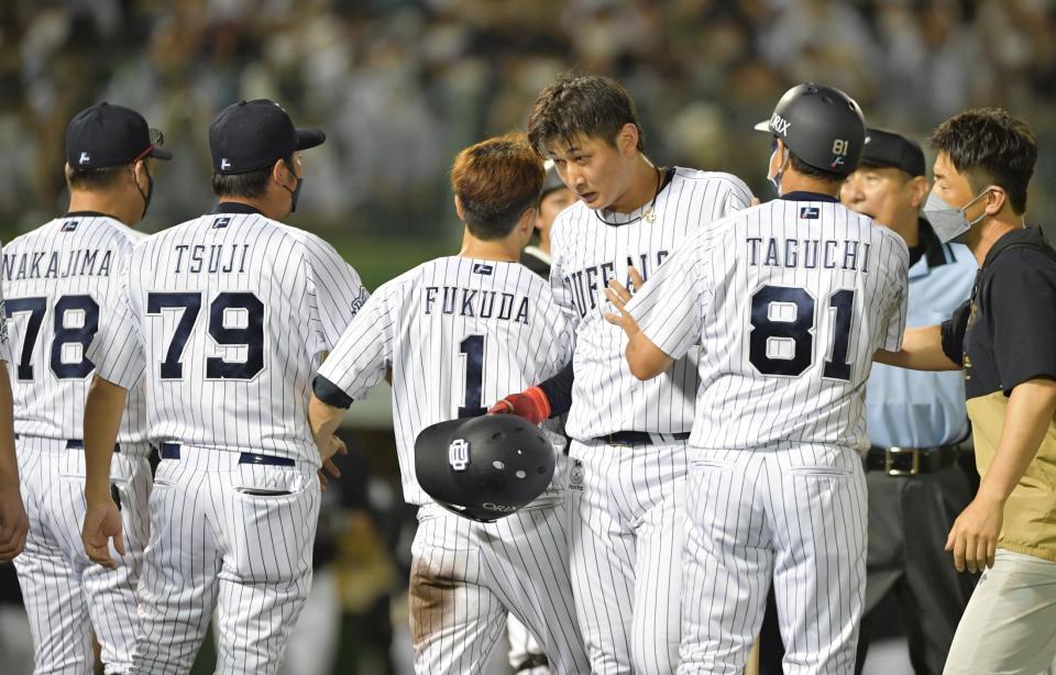 　８回、紅林が死球を受けグラウンドに飛び出すオリックスナイン（撮影・神子素慎一）