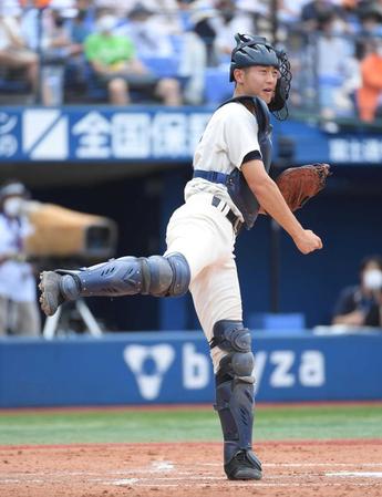 　３回、飛び出していた一塁走者をけん制で刺す法政二・三木（撮影・伊藤笙子）