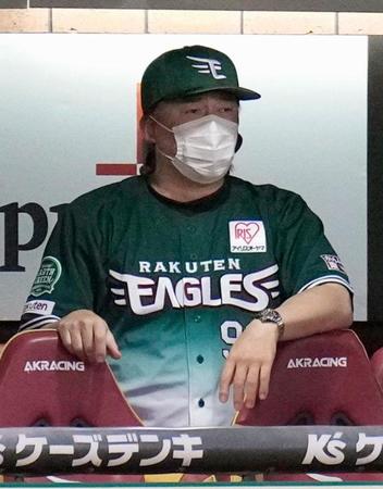 　９回の攻撃中、さえない様子で試合を見つめる楽天・石井監督＝楽天生命パーク
