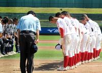 　最初の夏を終え、試合終了の挨拶を行う日本ウェルネス