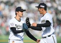 　２回、得点を許さず投げ終え石岡（右）とタッチをかわす田嶋（撮影・石井剣太郎）