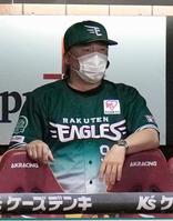 　９回の攻撃中、さえない様子で試合を見つめる楽天・石井監督＝楽天生命パーク