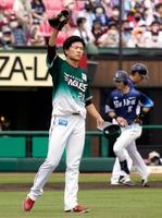 　１回、西武・外崎（右）に２ランを浴びた楽天・早川＝楽天生命パーク