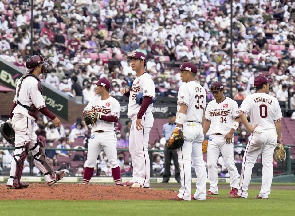 　８回、勝ち越しを許し、交代を告げられた鈴木翔（左から３人目）のもとに集まる楽天ナイン