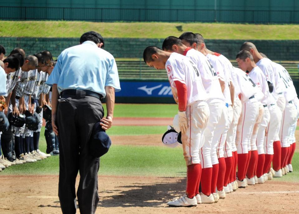 　最初の夏を終え、試合終了の挨拶を行う日本ウェルネス