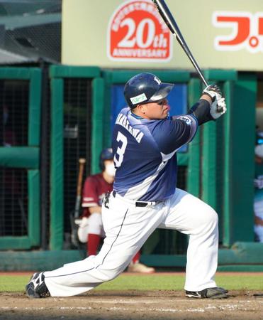 　５回、２７号２ランを放つ山川