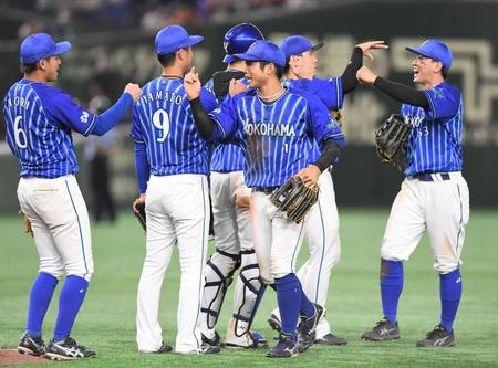 　巨人に勝利し喜ぶ桑原（中央）らＤｅＮＡナイン（撮影・金田祐二）