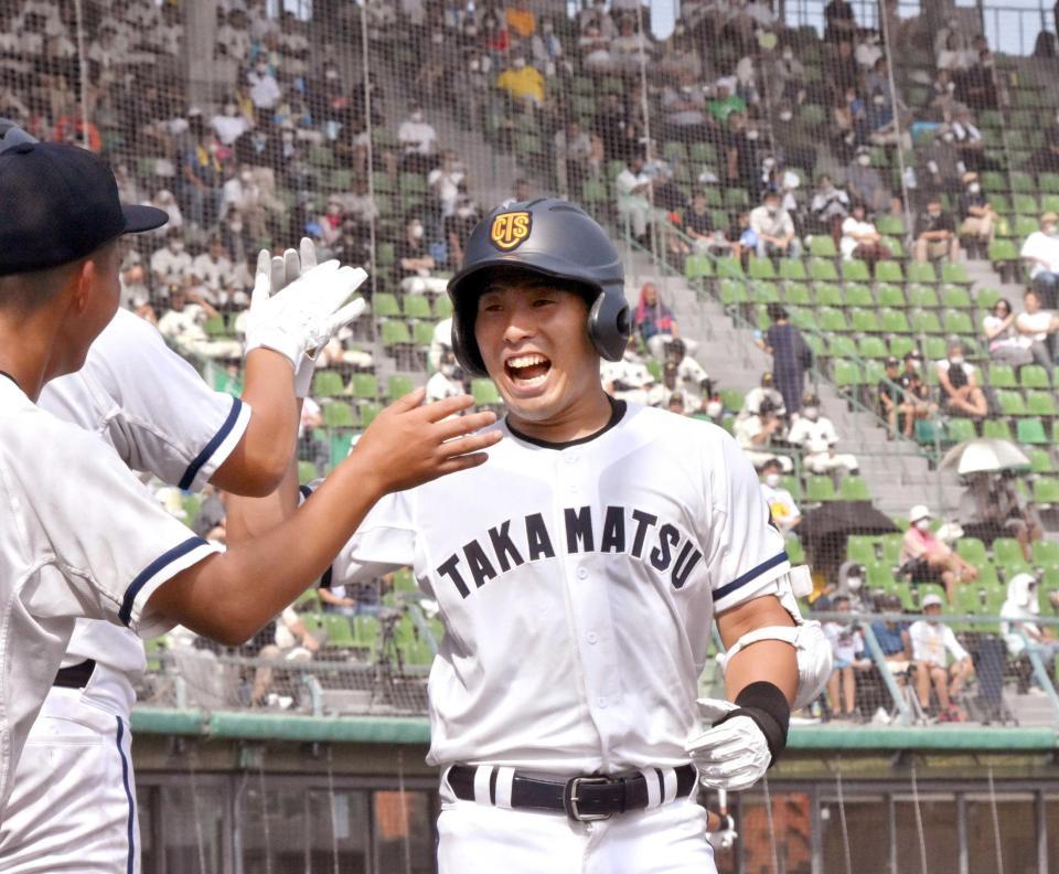 　１回、先頭打者本塁打を放ち、仲間に祝福される高松商・浅野