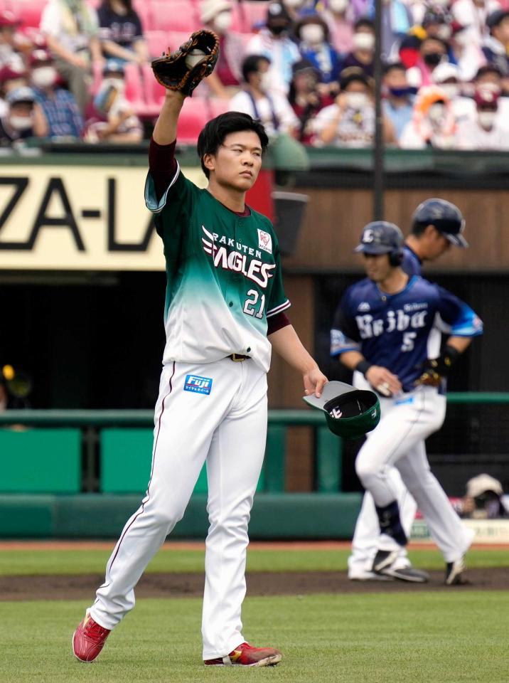 　１回、外崎（右）に２ランを浴びた早川