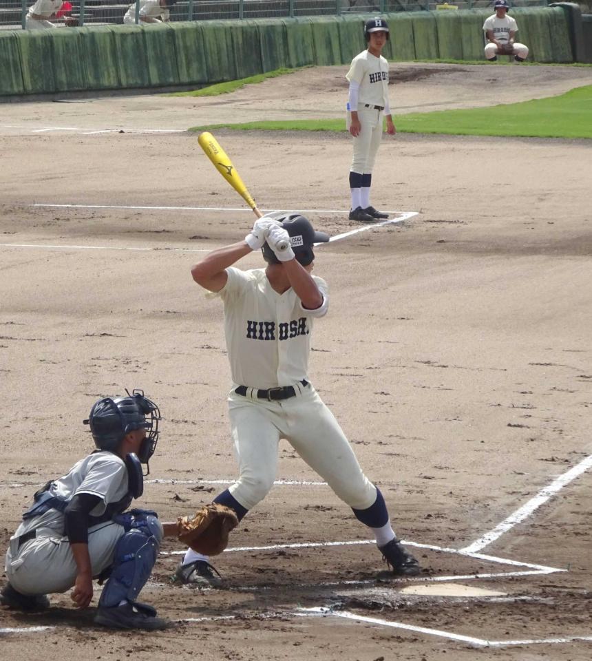 　１回、満塁で先制３点二塁打を放つ広島商・廣本