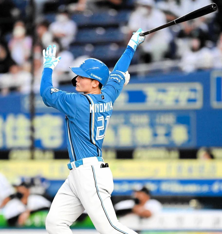 　６日のロッテ戦、９号ソロを放つ清宮