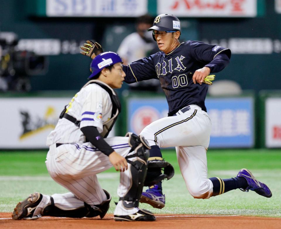 １回、宗の中前打で生還する石岡