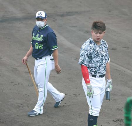 　試合前の練習に臨む村上。左は松元監督代行