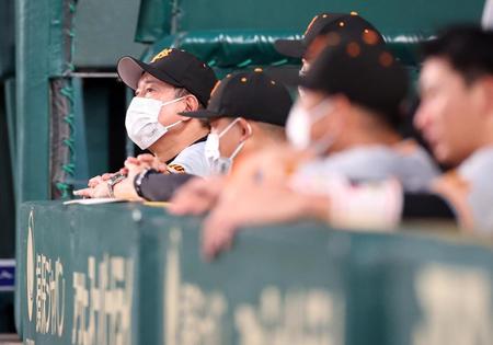 ４回表、試合を見つめる原監督（左）ら