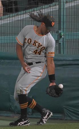 　８回、板山の飛球を取り損ねるウォーカー（撮影・高部洋祐）