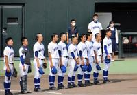 試合に勝利して校歌を聴く選手たちを見つめる高松西・松家卓弘監督（後列中央）