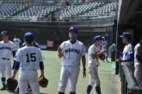 選手に指示を送る高松西・松家卓弘監督（中央）