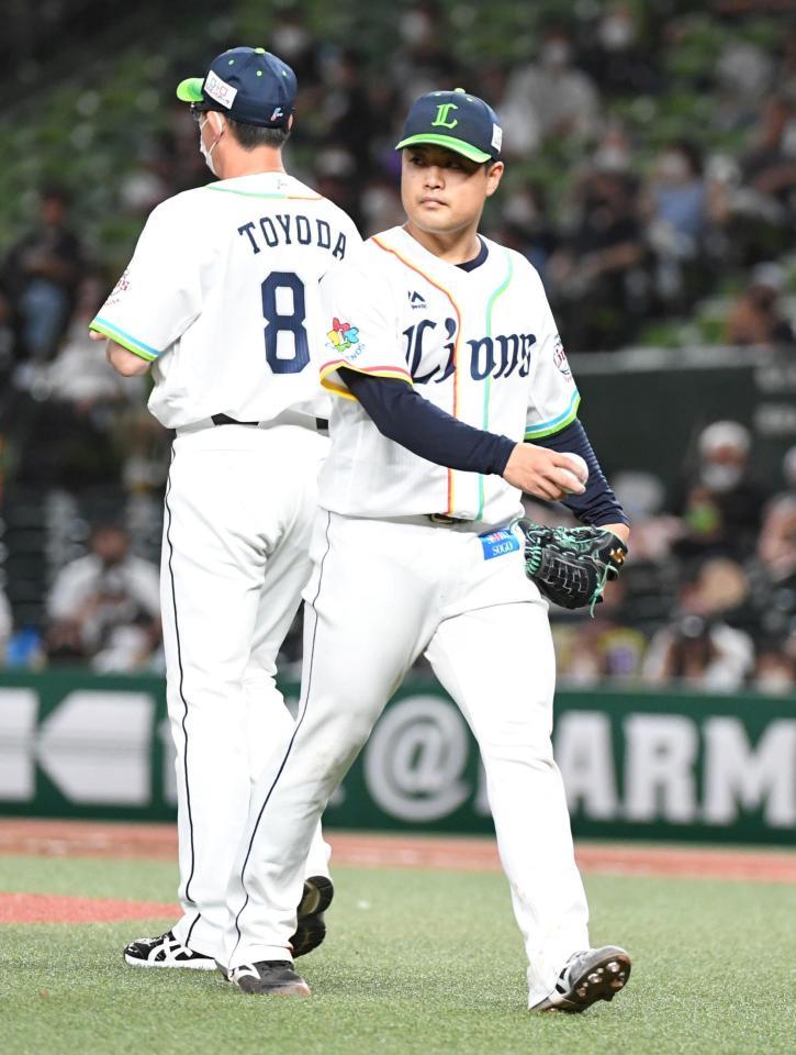 　５回途中２失点で降板する松本（右）＝撮影・佐藤厚