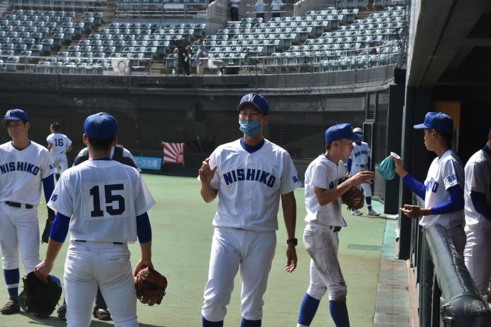 選手に指示を送る高松西・松家卓弘監督（中央）